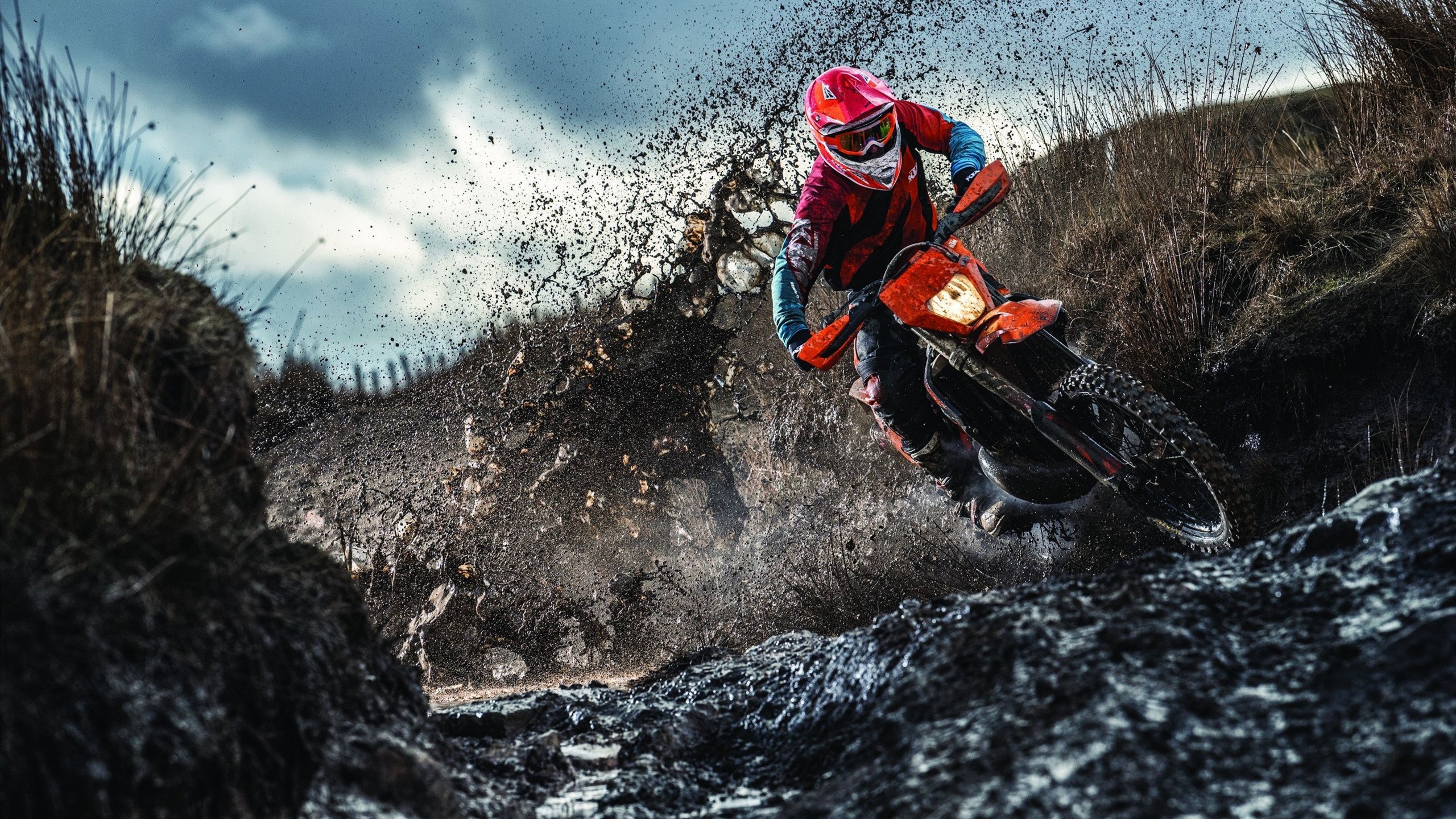 高校篮球联赛宣传片上线聚焦拼搏过程与团队精神展现，高校篮球比赛